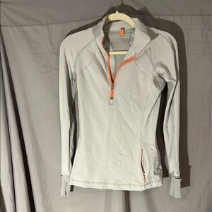 Lululemon size 4 quarter zip NWOT
